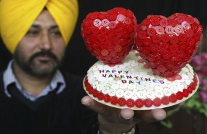Reuters_India_Valentines_buttons_13feb12-878x573
