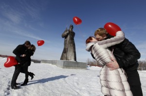 Reuters_Valentines_kiss_Russia_13feb12-878x581