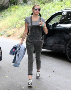 Miley-Cyrus-hops-out-of-her-car-for-a-few-seconds-then-runs-back-inside-in-Los-Angeles