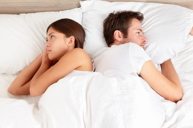 couple-try-to-sleep-in-bed